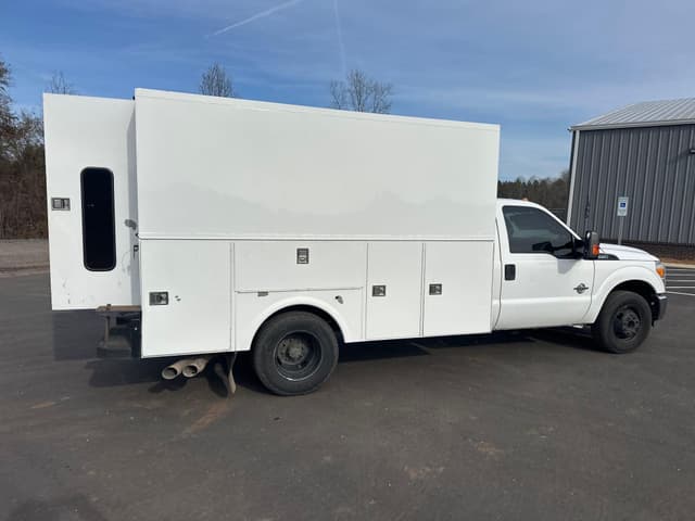 Image of Ford F-350 equipment image 3