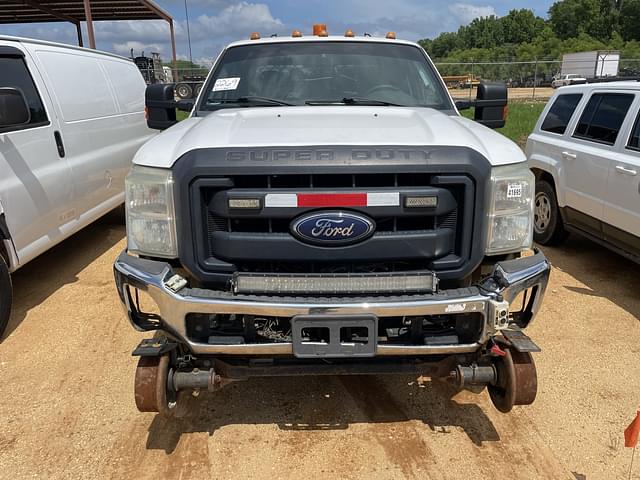 Image of Ford F-350 equipment image 4