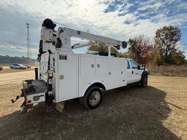 Image of Ford F-550 equipment image 3