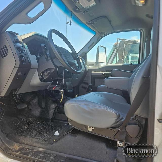 Image of Ford F-650 equipment image 4