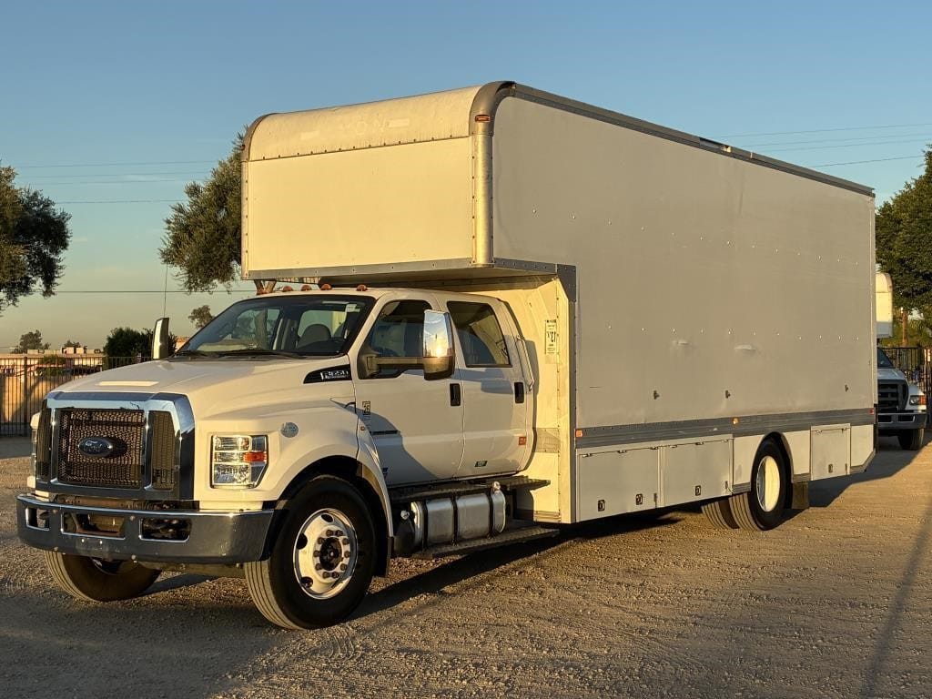 2016 Ford F-650 Equipment Image0