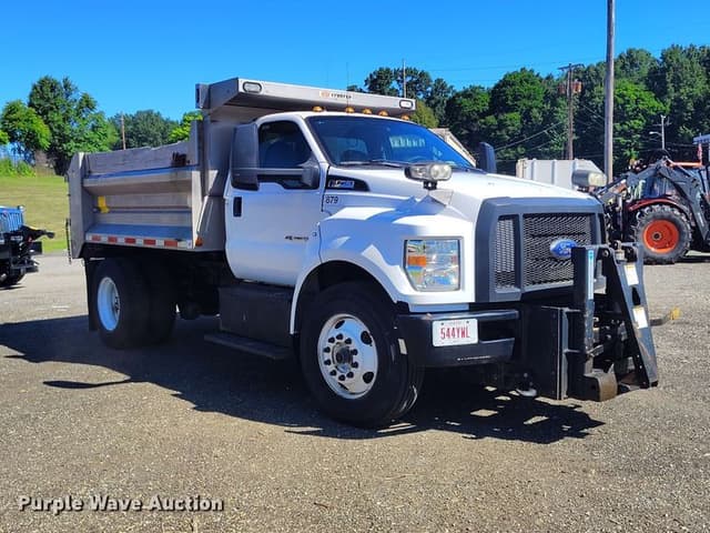 Image of Ford F-750 equipment image 2