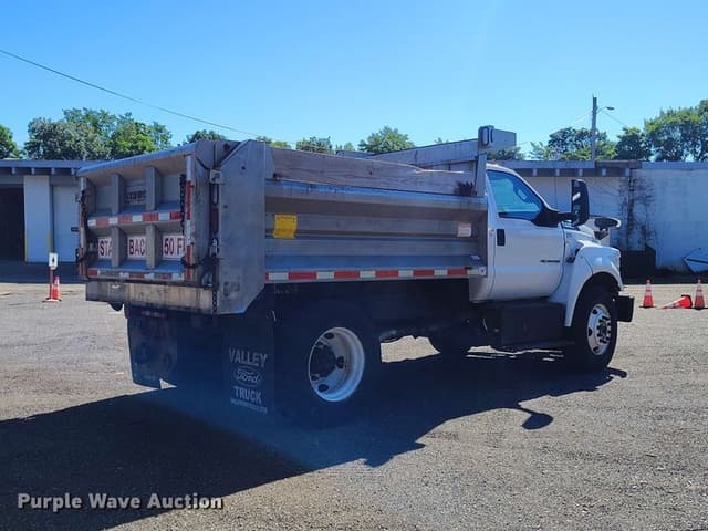 Image of Ford F-750 equipment image 4