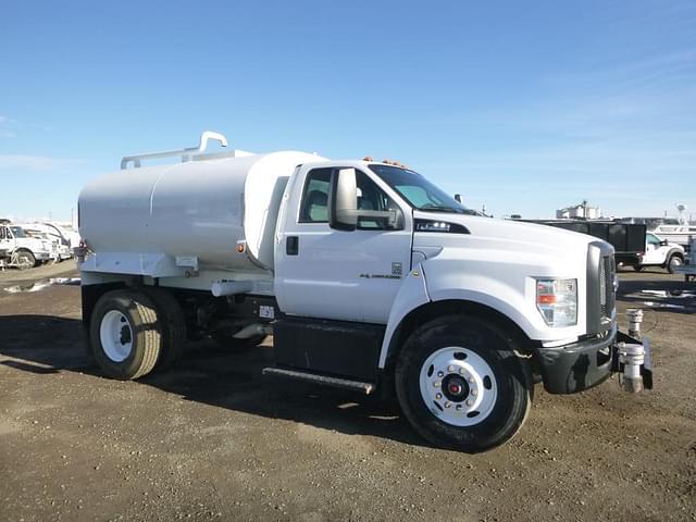 Image of Ford F-750 equipment image 1