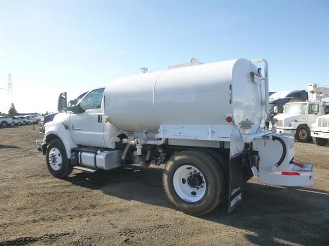 Image of Ford F-750 equipment image 3