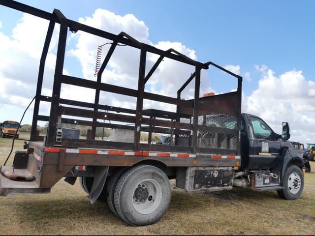 Image of Ford F-750 equipment image 2