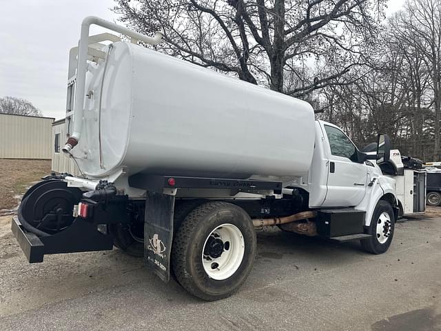 Image of Ford F-750 equipment image 1