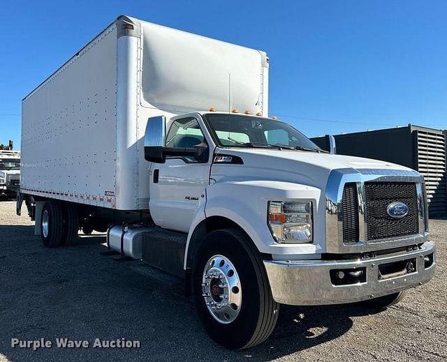 Image of Ford F-750 equipment image 2