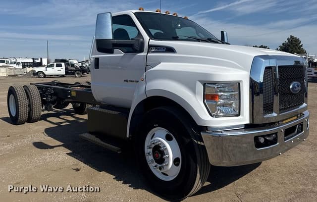 Image of Ford F-750 equipment image 2