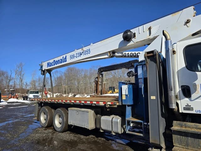 Image of Freightliner 108SD equipment image 4