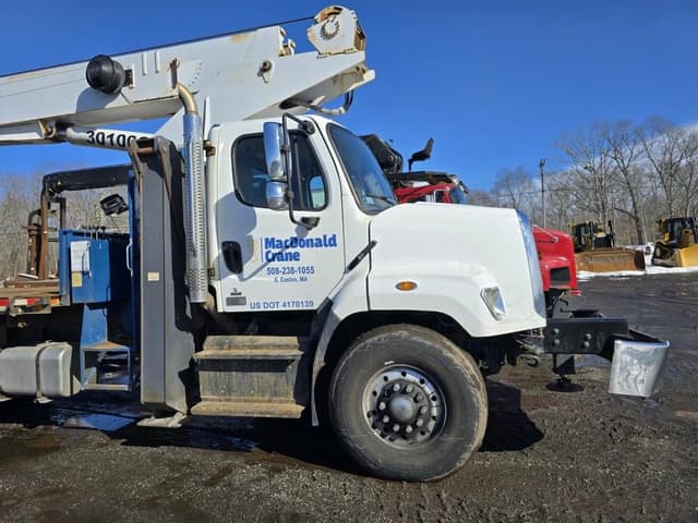 Image of Freightliner 108SD equipment image 3