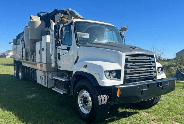 Image of Freightliner 114SD Primary image