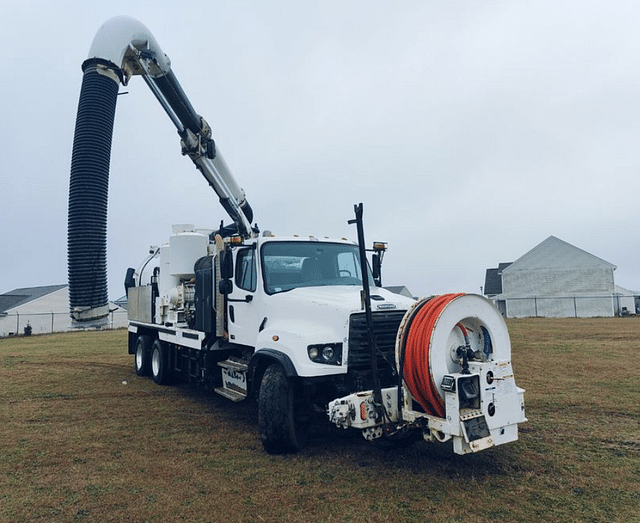 Image of Freightliner 114SD equipment image 4