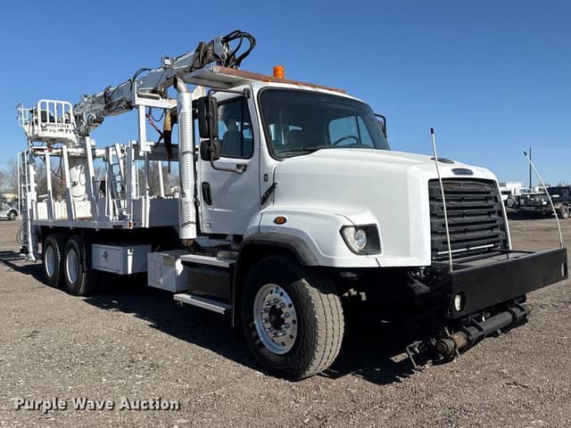 Image of Freightliner 114SD equipment image 2