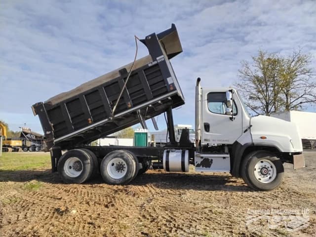 Image of Freightliner 114SD equipment image 2