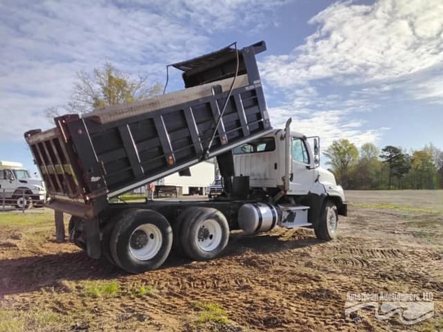 Image of Freightliner 114SD equipment image 3