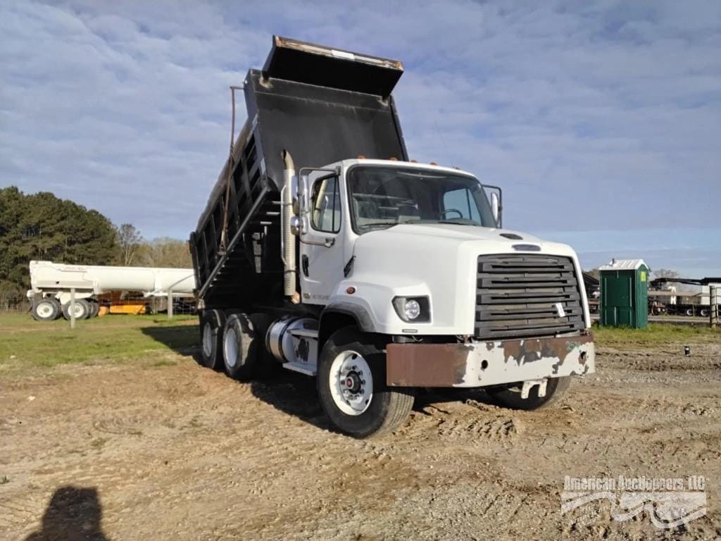 2016 Freightliner 114SD Equipment Image0