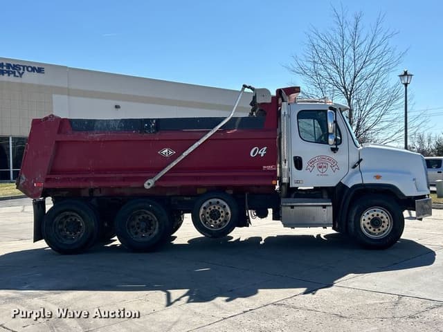 Image of Freightliner 114SD equipment image 3