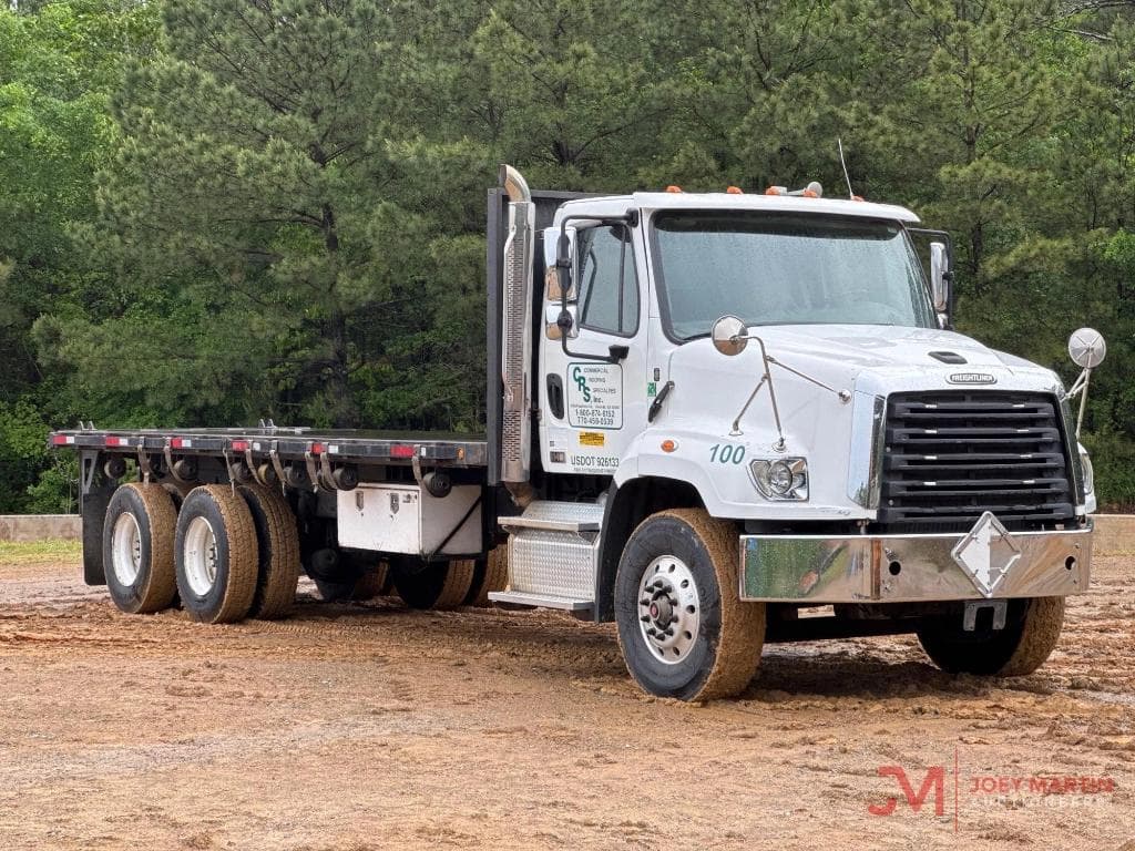 Image of Freightliner 114SD Primary image
