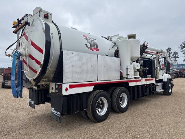 Image of Freightliner 114SD equipment image 3