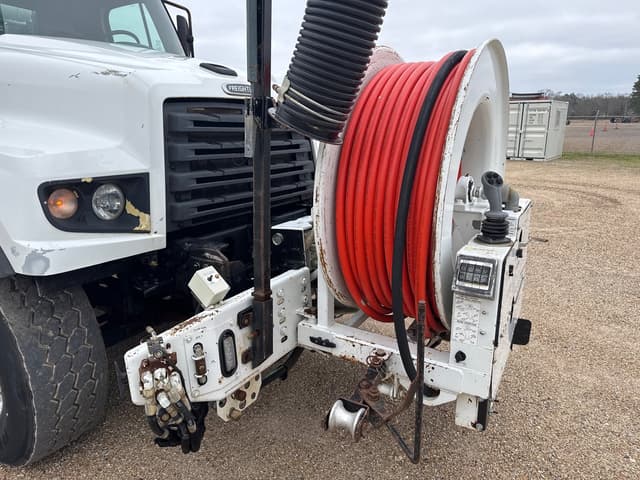 Image of Freightliner 114SD equipment image 4