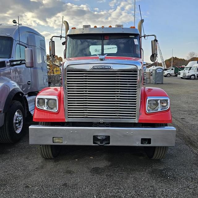 Image of Freightliner 122SD equipment image 2