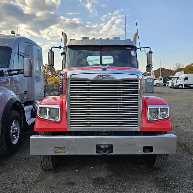 Image of Freightliner 122SD equipment image 3