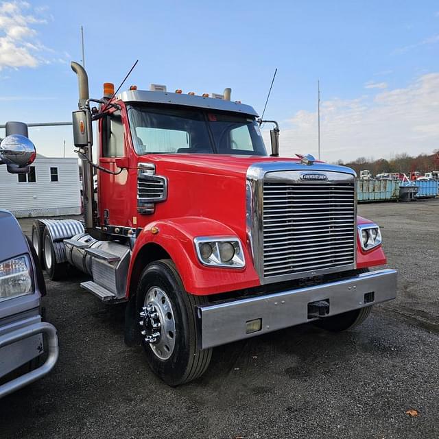 Image of Freightliner 122SD equipment image 1