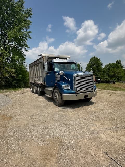 Image of Freightliner 122SD equipment image 1