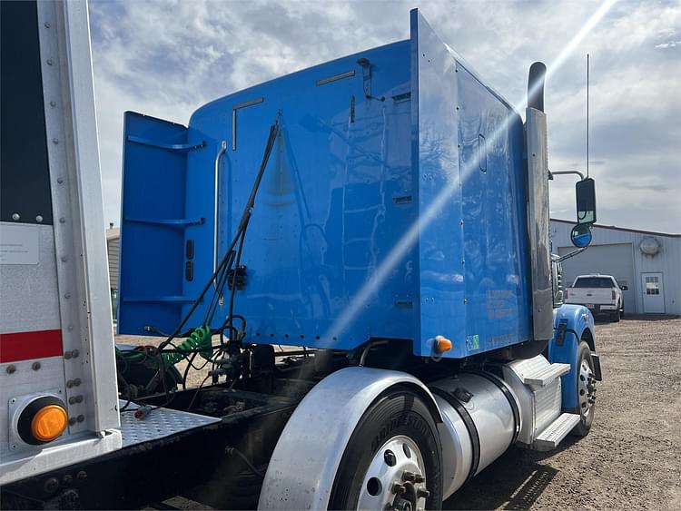 Main image Freightliner 122SD 28