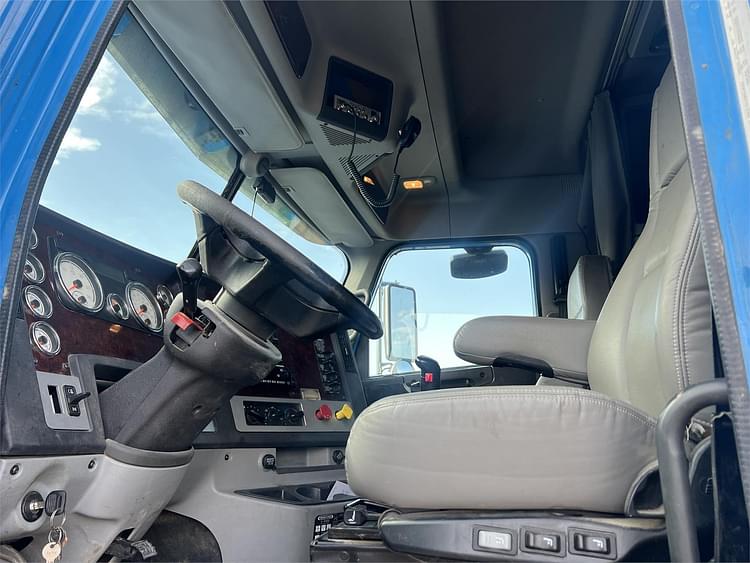 Main image Freightliner 122SD 39