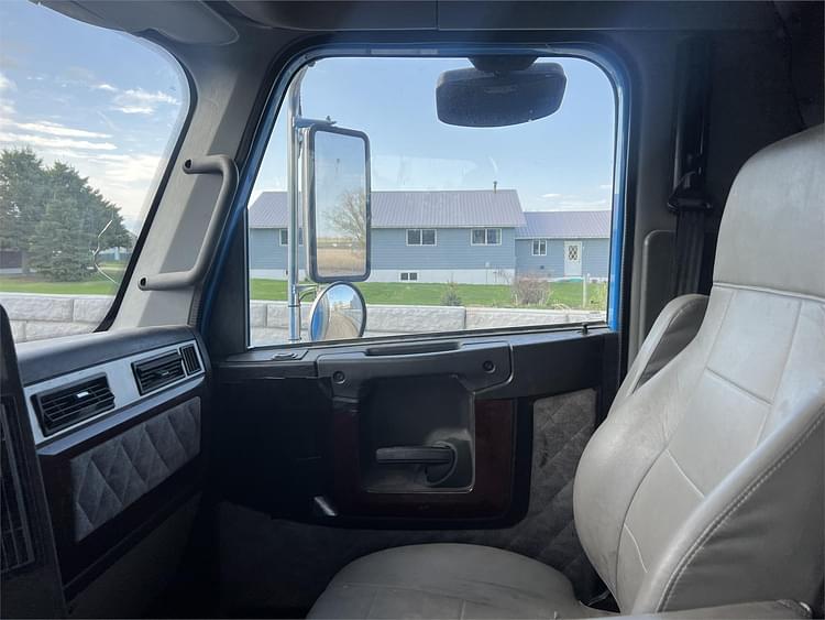 Main image Freightliner 122SD 42