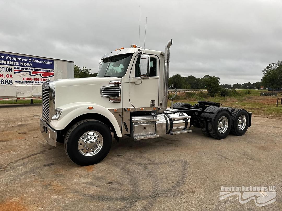 Image of Freightliner 122SD Primary image