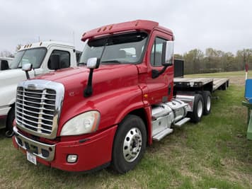 Main image Freightliner Day Cab Truck
