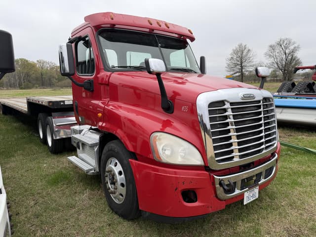 Image of Freightliner Day Cab Truck equipment image 1