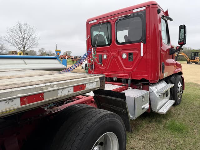 Image of Freightliner Day Cab Truck equipment image 2