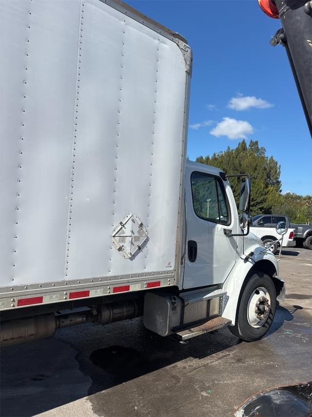 Image of Freightliner Business Class M2 106 equipment image 3