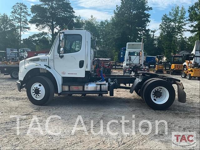 Image of Freightliner Business Class M2 106 equipment image 1