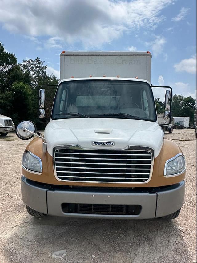 Image of Freightliner Business Class M2 106 equipment image 1