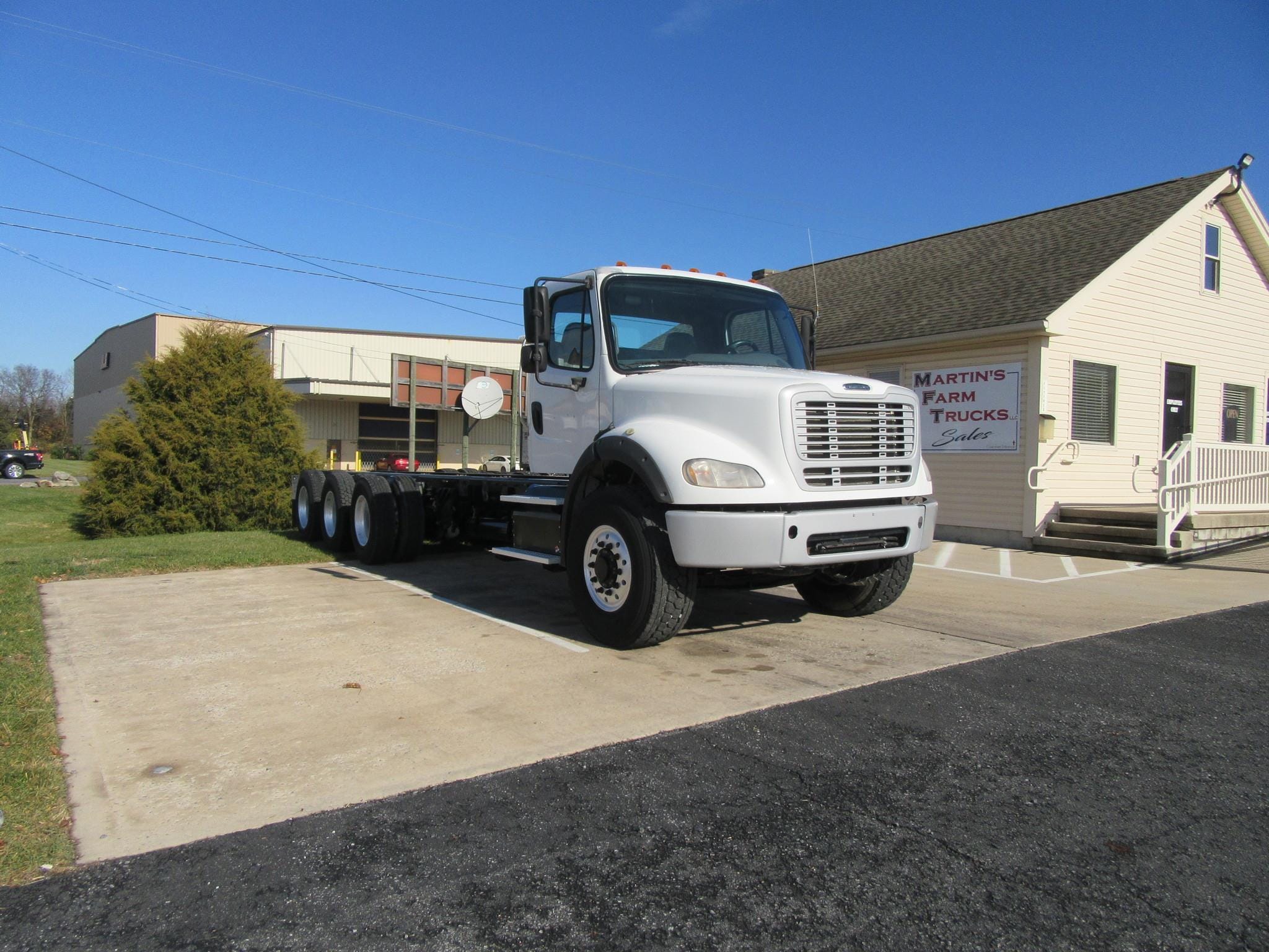 2016 Freightliner Business Class M2 112 Equipment Image0