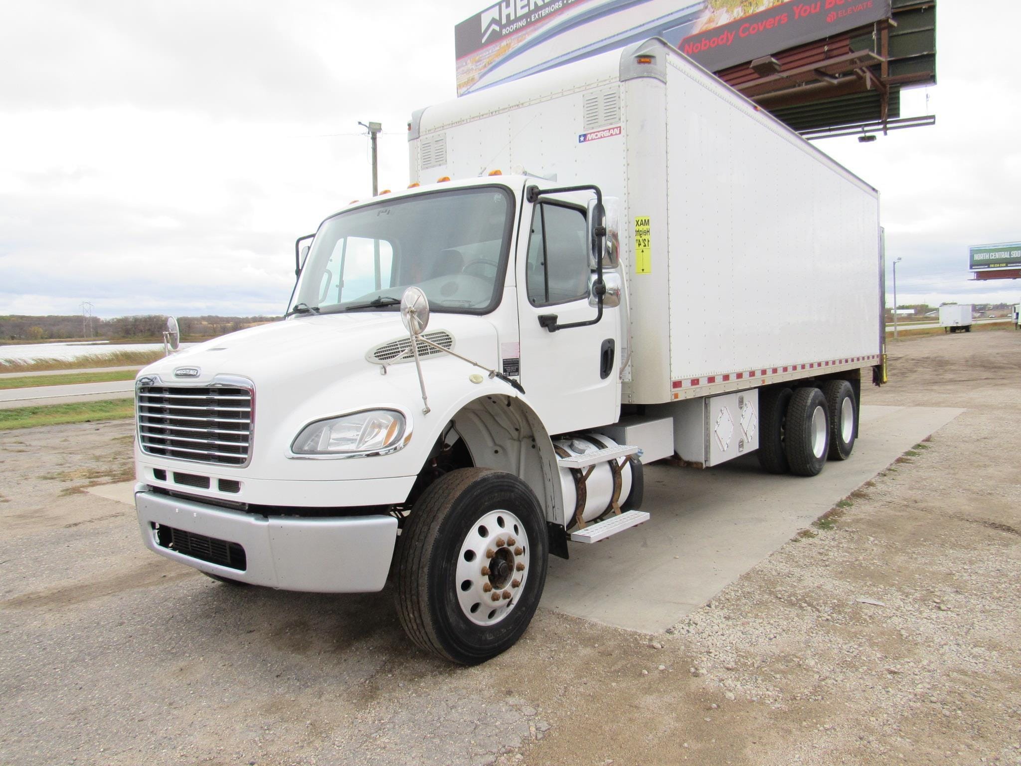 2016 Freightliner Business Class M2 112 Equipment Image0