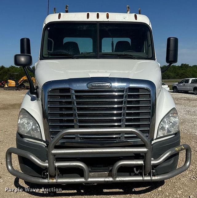 Image of Freightliner Cascadia equipment image 1