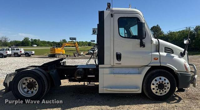 Image of Freightliner Cascadia equipment image 3