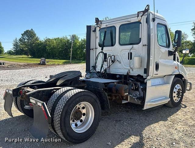 Image of Freightliner Cascadia equipment image 4