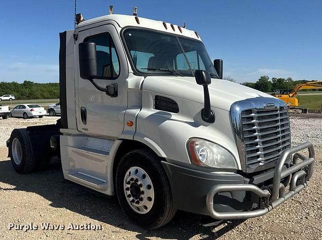 Image of Freightliner Cascadia equipment image 2