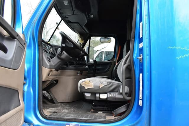 Image of Freightliner Cascadia equipment image 2