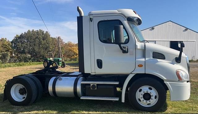 Image of Freightliner Cascadia 113 equipment image 2