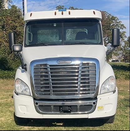 Image of Freightliner Cascadia 113 equipment image 1