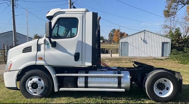 Image of Freightliner Cascadia 113 equipment image 4