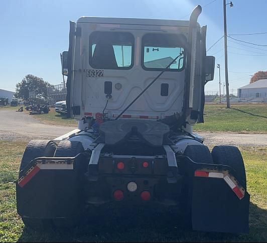 Image of Freightliner Cascadia 113 equipment image 3